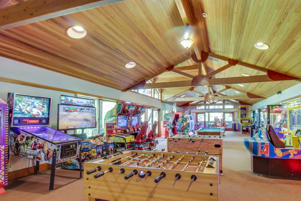 Secluded Getaway with Free WiFi plus a Rec Center with a Pool & Hot Tub