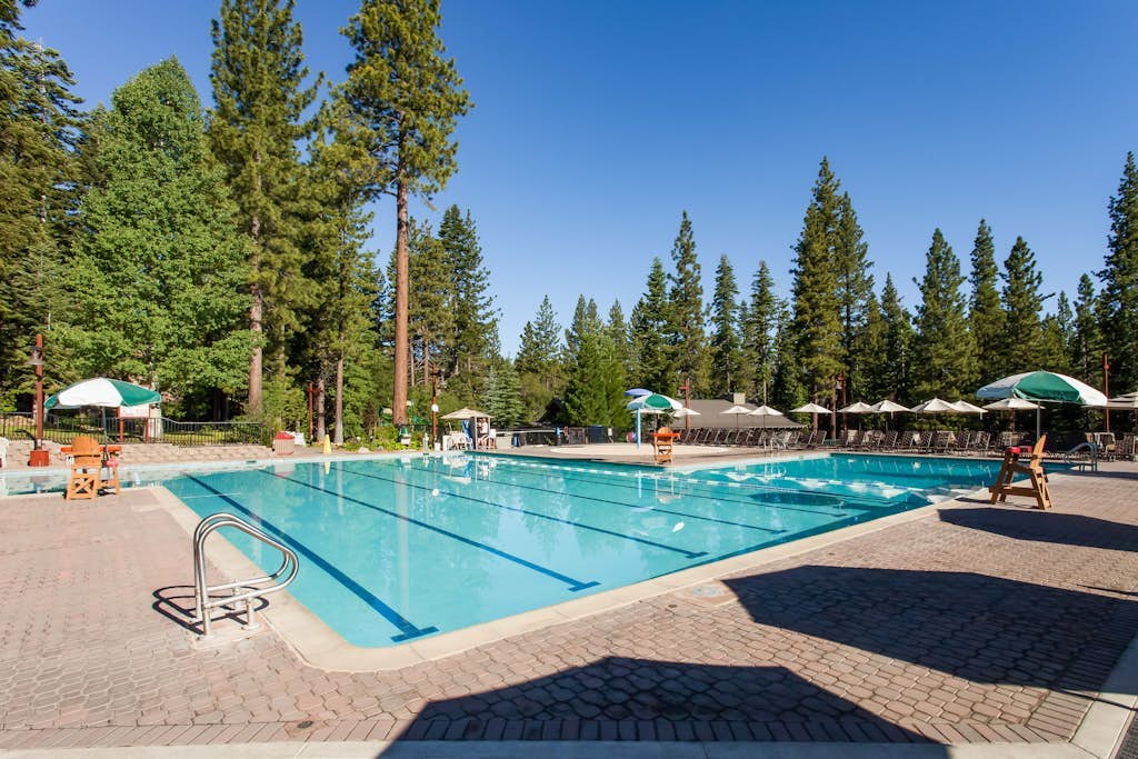Alpine Hideaway | 3-Min Walk to Gondola & Steps to Dining | Pool & Hot Tub