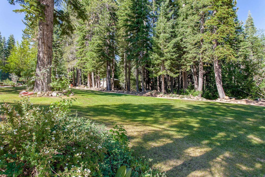 Alpine Hideaway | 3-Min Walk to Gondola & Steps to Dining | Pool & Hot Tub