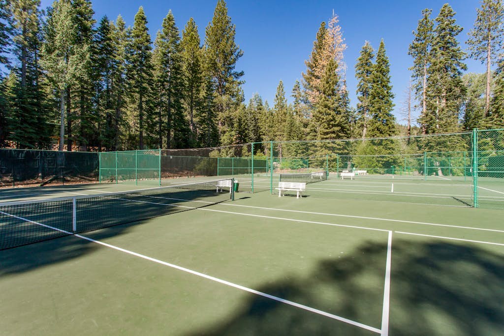 Remodeled Coyote Fork getaway - ski-in/ski-out with pools, hot tubs & tennis