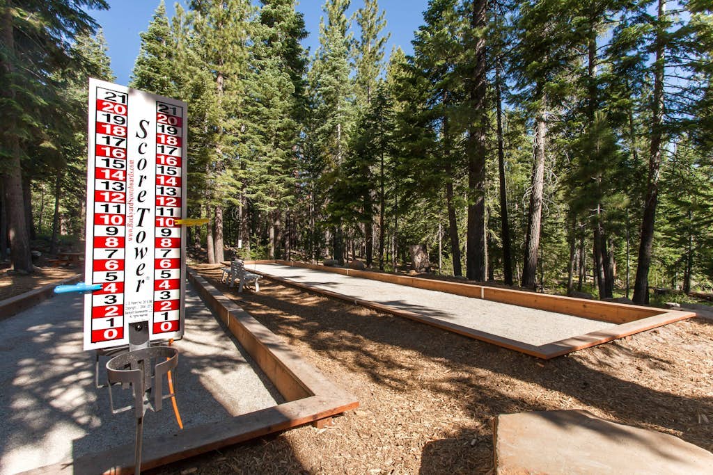 Remodeled Coyote Fork getaway - ski-in/ski-out with pools, hot tubs & tennis