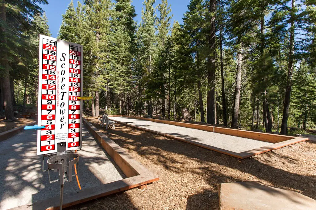 Remodeled Coyote Fork getaway - Ski-in-ski-out with pools, hot tubs & tennis