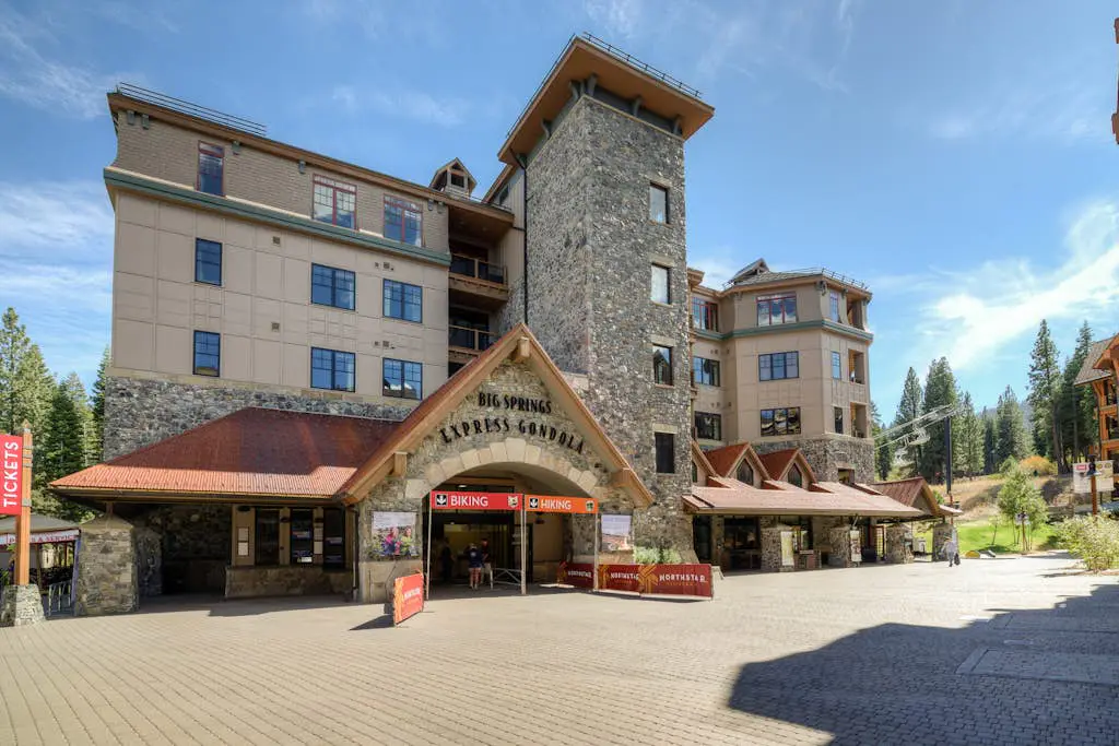 Remodeled Coyote Fork getaway - Ski-in-ski-out with pools, hot tubs & tennis