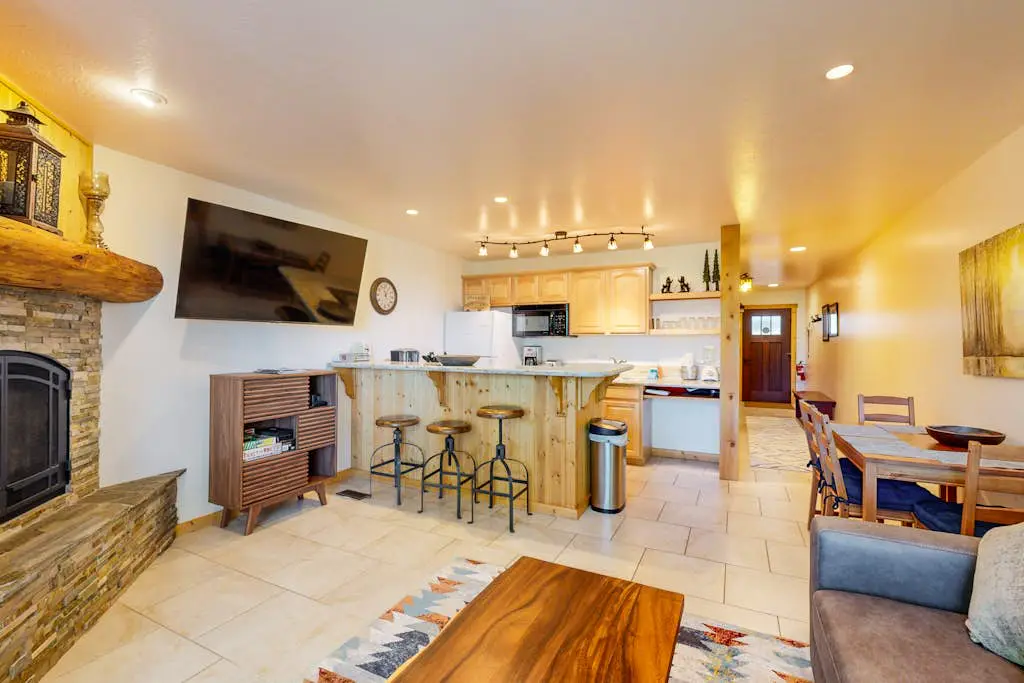 Remodeled Coyote Fork getaway - Ski-in-ski-out with pools, hot tubs & tennis