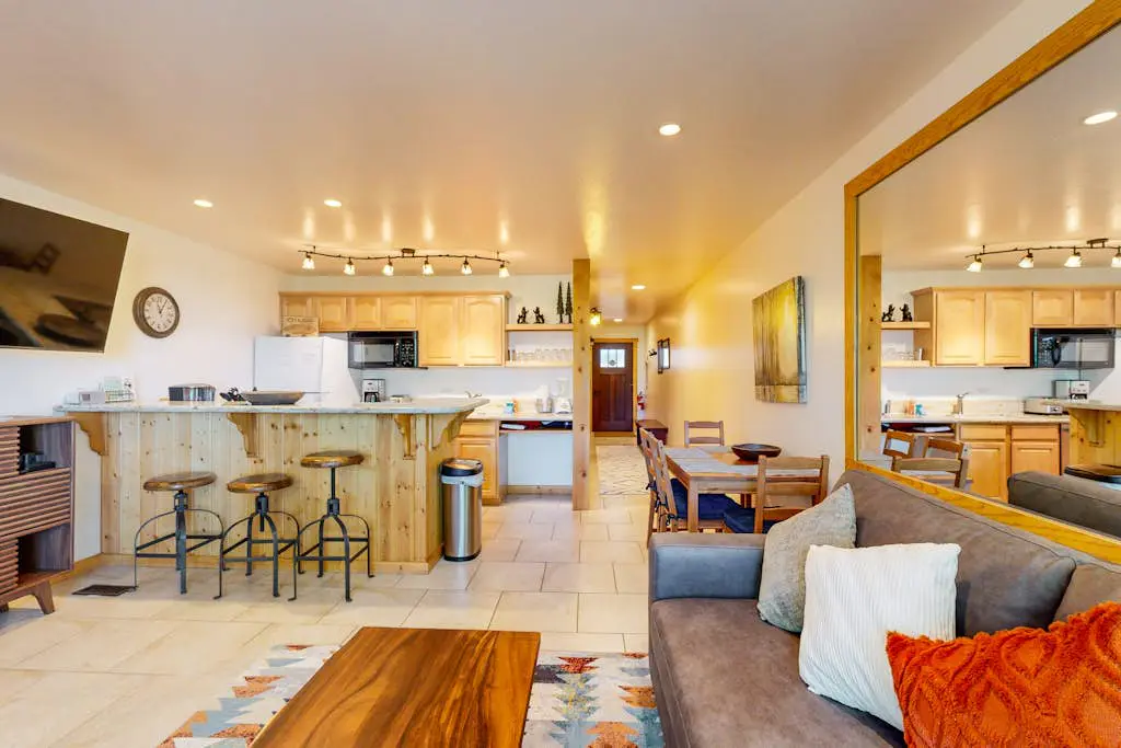 Remodeled Coyote Fork getaway - Ski-in-ski-out with pools, hot tubs & tennis