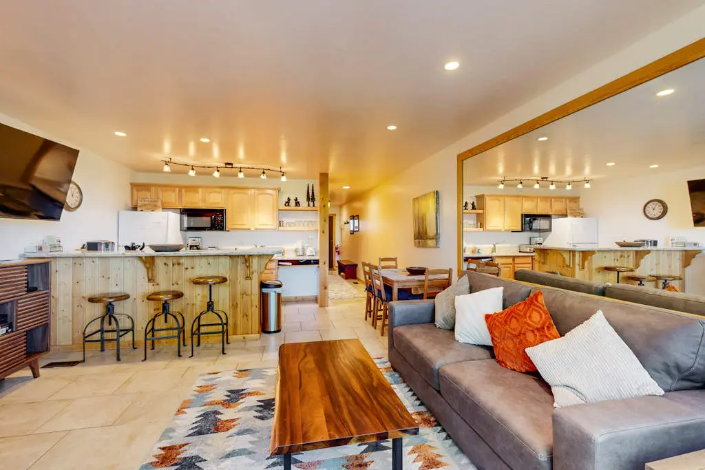 Remodeled Coyote Fork getaway - Ski-in-ski-out with pools, hot tubs & tennis