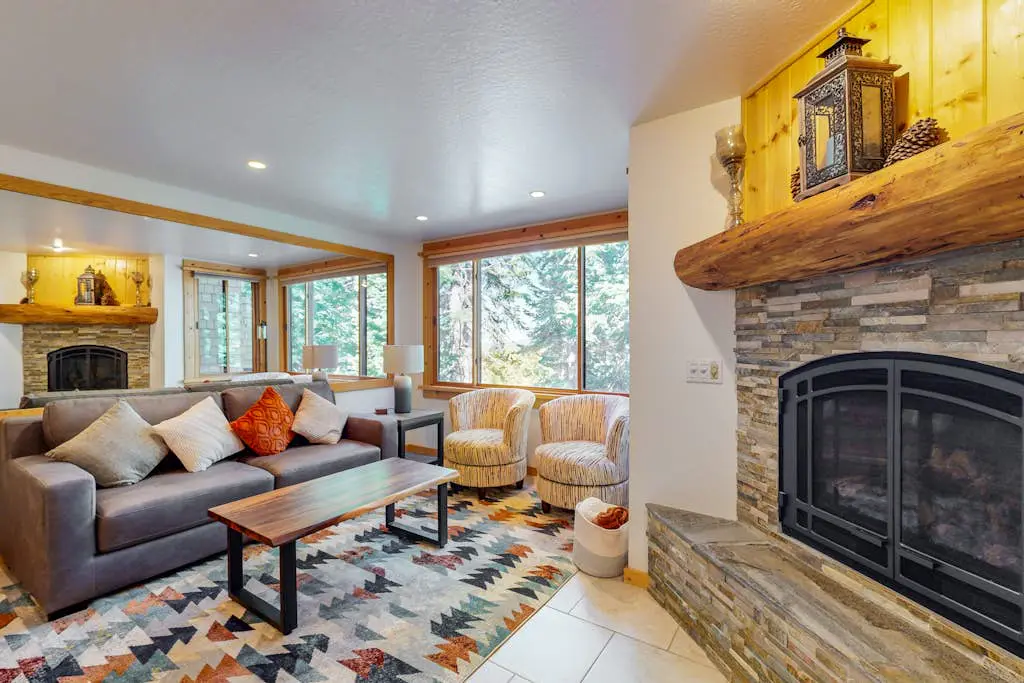 Remodeled Coyote Fork getaway - Ski-in-ski-out with pools, hot tubs & tennis
