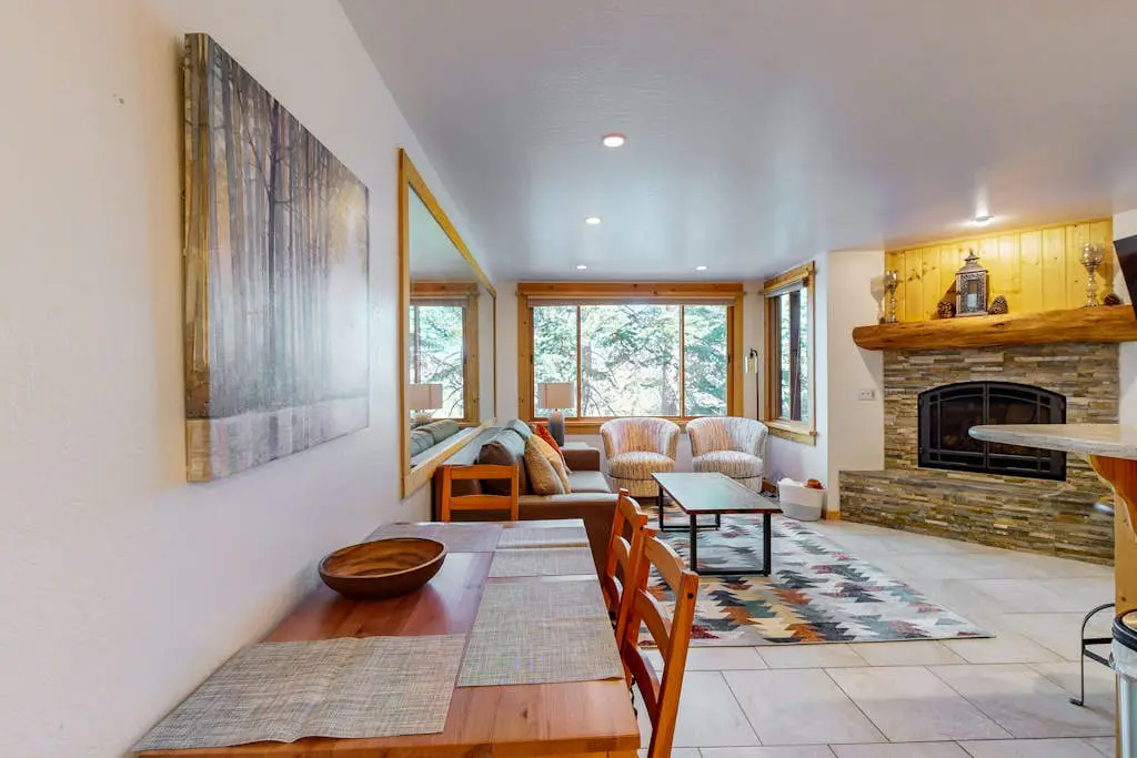 Remodeled Coyote Fork getaway - Ski-in-ski-out with pools, hot tubs & tennis