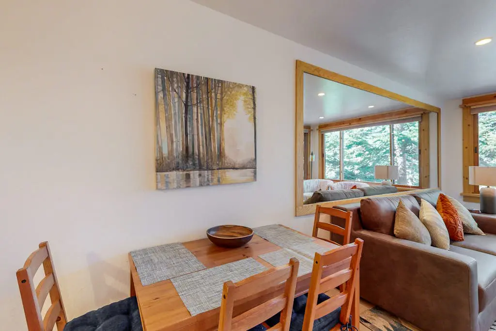 Remodeled Coyote Fork getaway - Ski-in-ski-out with pools, hot tubs & tennis