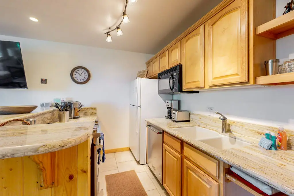 Remodeled Coyote Fork getaway - Ski-in-ski-out with pools, hot tubs & tennis