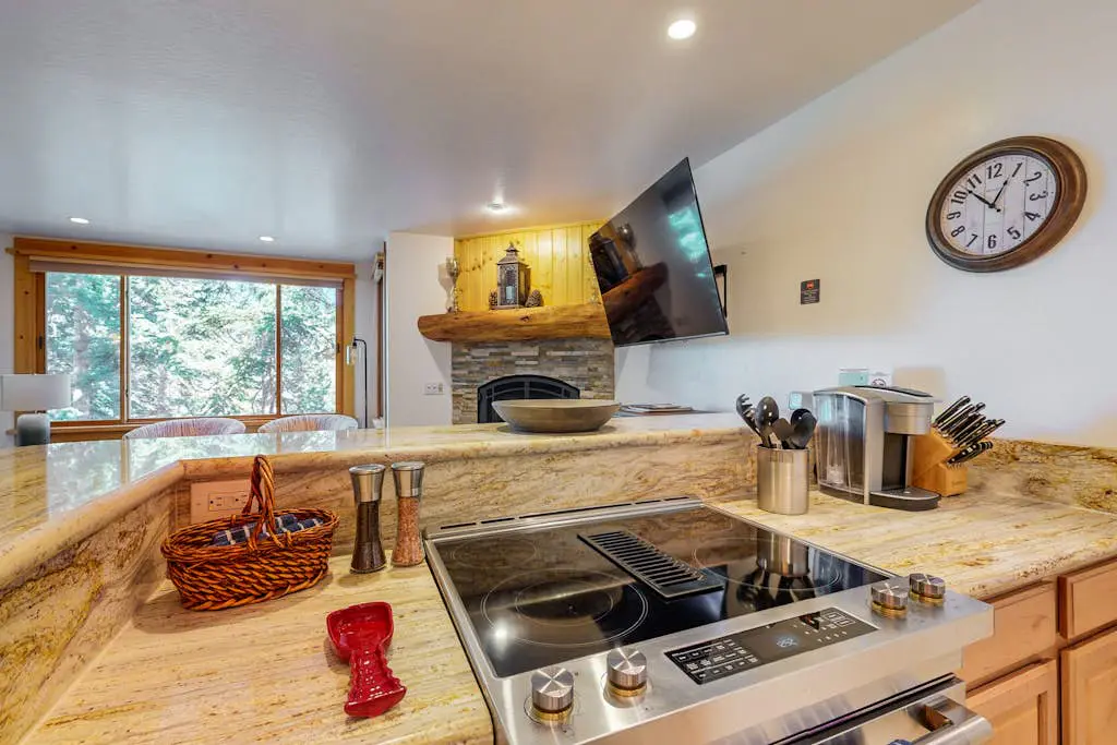 Remodeled Coyote Fork getaway - Ski-in-ski-out with pools, hot tubs & tennis