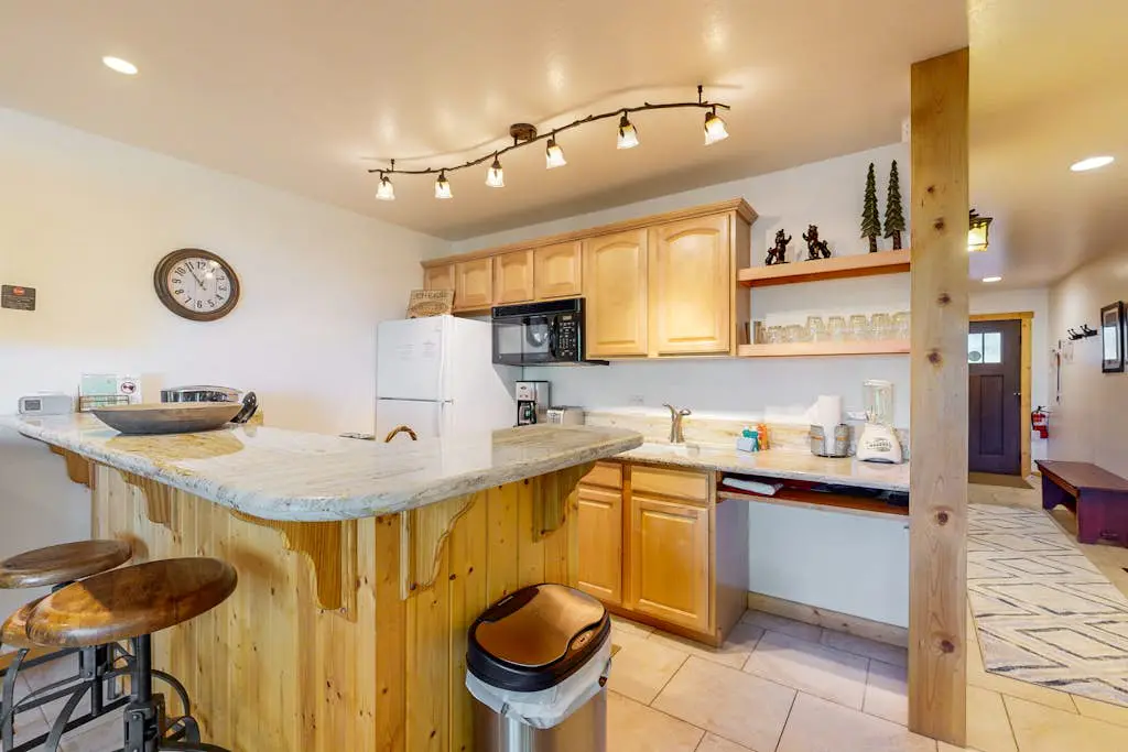 Remodeled Coyote Fork getaway - Ski-in-ski-out with pools, hot tubs & tennis