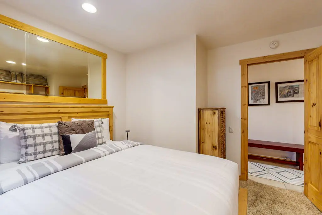 Remodeled Coyote Fork getaway - Ski-in-ski-out with pools, hot tubs & tennis