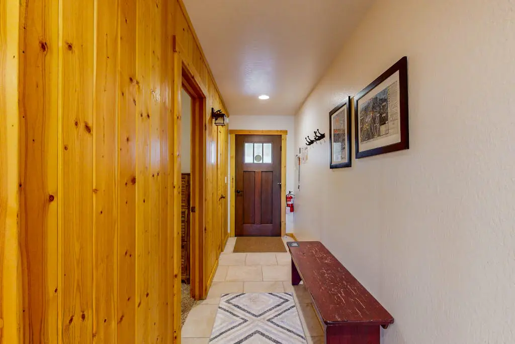 Remodeled Coyote Fork getaway - Ski-in-ski-out with pools, hot tubs & tennis