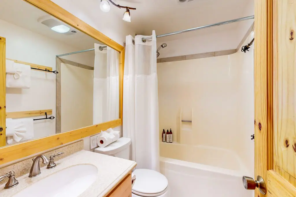 Remodeled Coyote Fork getaway - Ski-in-ski-out with pools, hot tubs & tennis