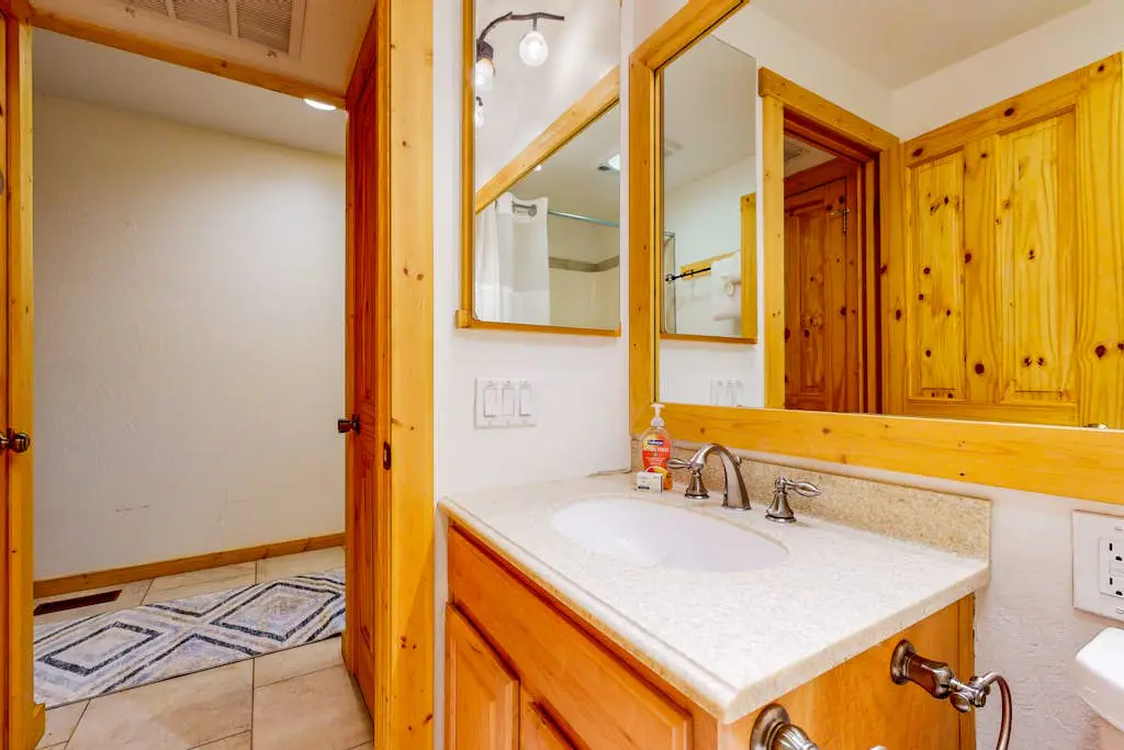 Remodeled Coyote Fork getaway - Ski-in-ski-out with pools, hot tubs & tennis