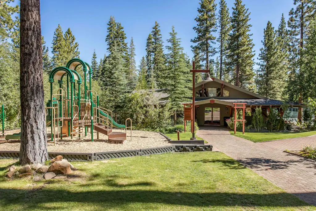 Remodeled Coyote Fork getaway - Ski-in-ski-out with pools, hot tubs & tennis