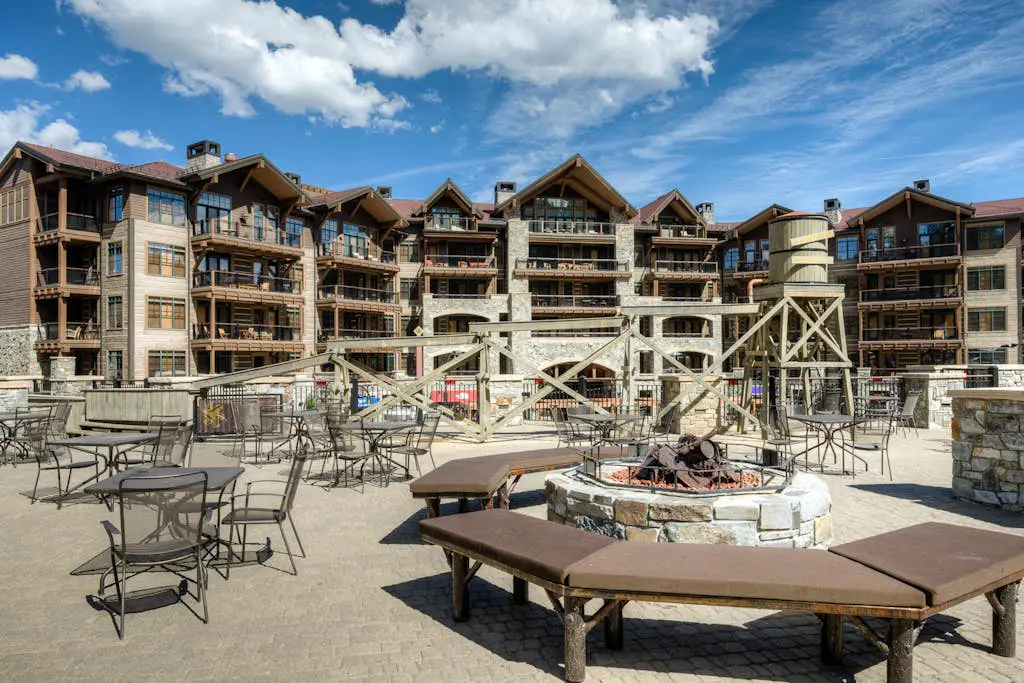 Remodeled Coyote Fork getaway - Ski-in-ski-out with pools, hot tubs & tennis