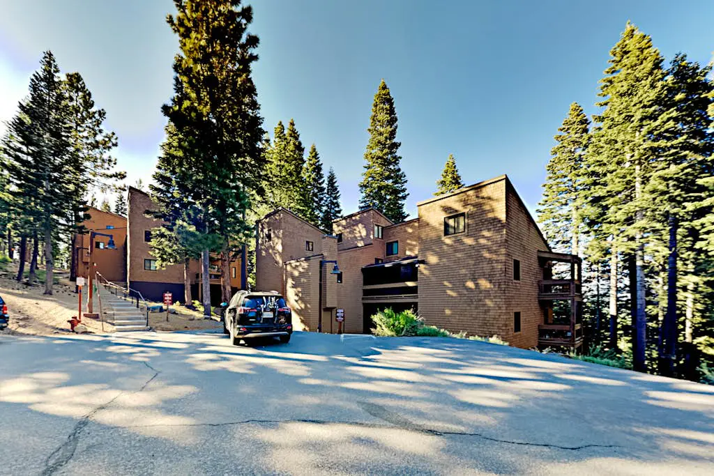Remodeled Coyote Fork getaway - Ski-in-ski-out with pools, hot tubs & tennis