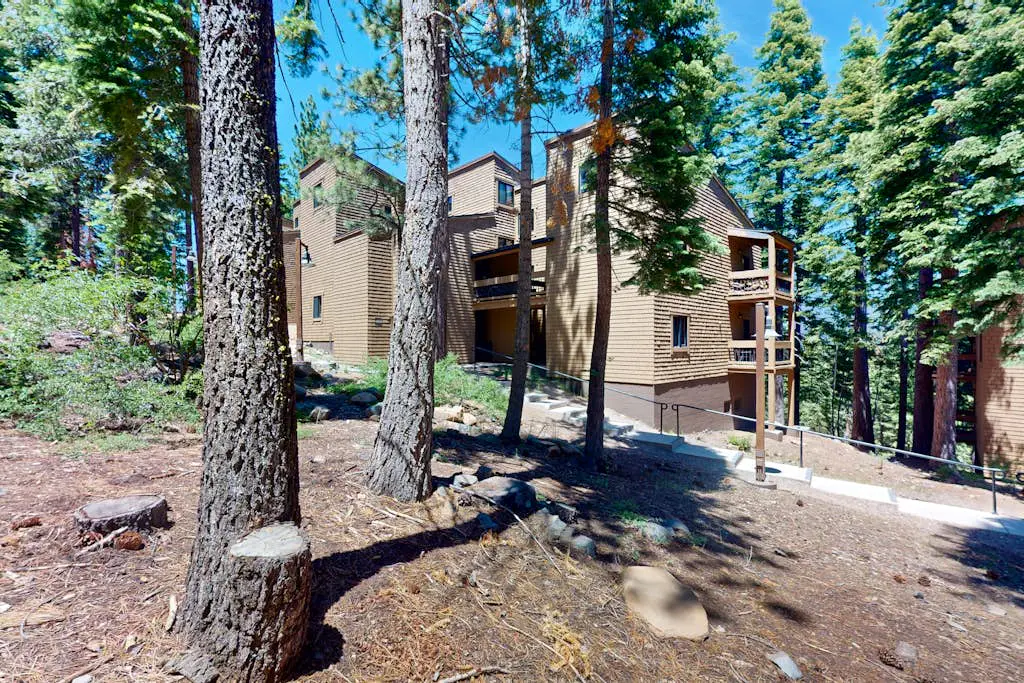 Remodeled Coyote Fork getaway - Ski-in-ski-out with pools, hot tubs & tennis