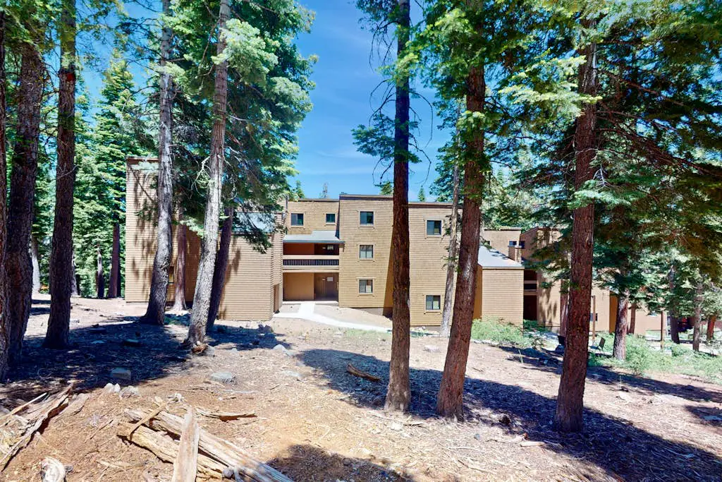 Remodeled Coyote Fork getaway - Ski-in-ski-out with pools, hot tubs & tennis