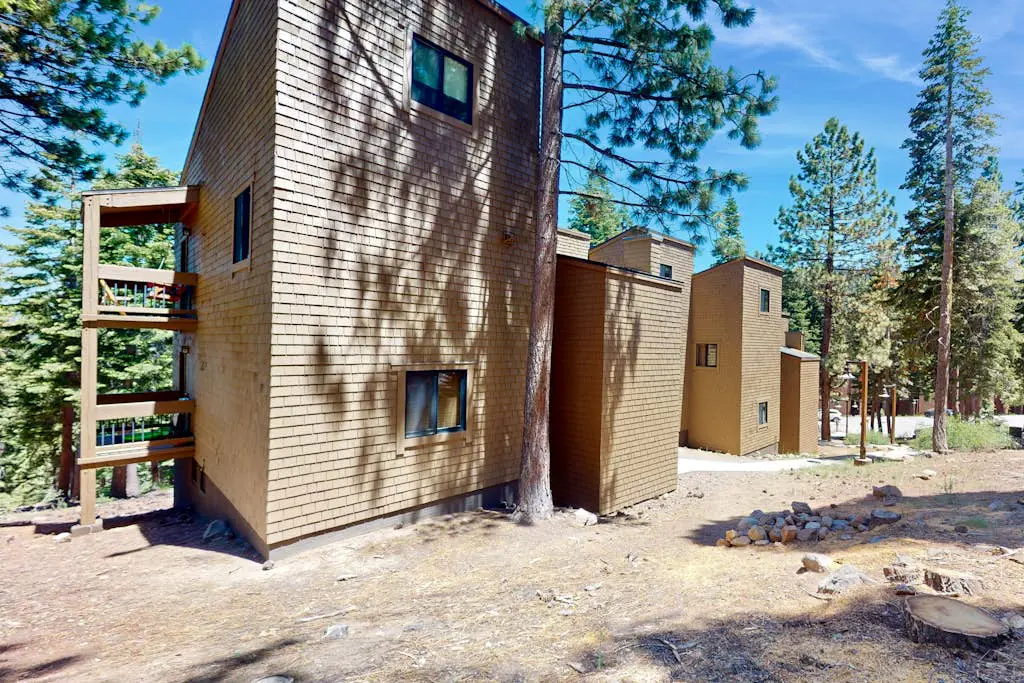 Remodeled Coyote Fork getaway - Ski-in-ski-out with pools, hot tubs & tennis