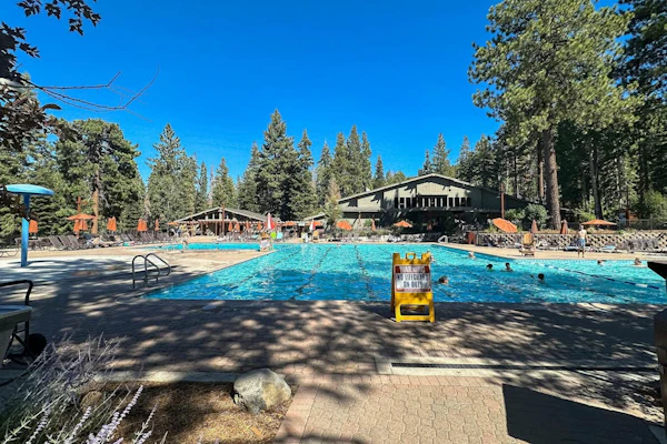 Cozy townhouse with pool access, board games, and fireplace - near skiing