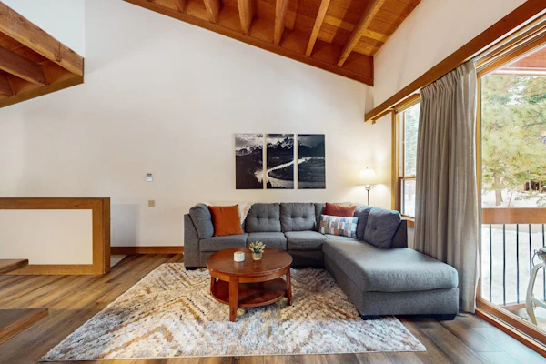 Cozy townhouse with pool access, board games, and fireplace - near skiing