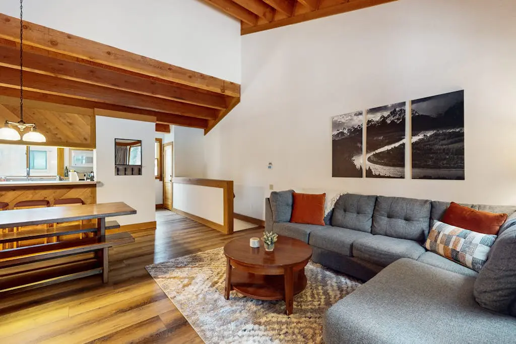 Cozy townhouse with pool access, board games, and fireplace - near skiing