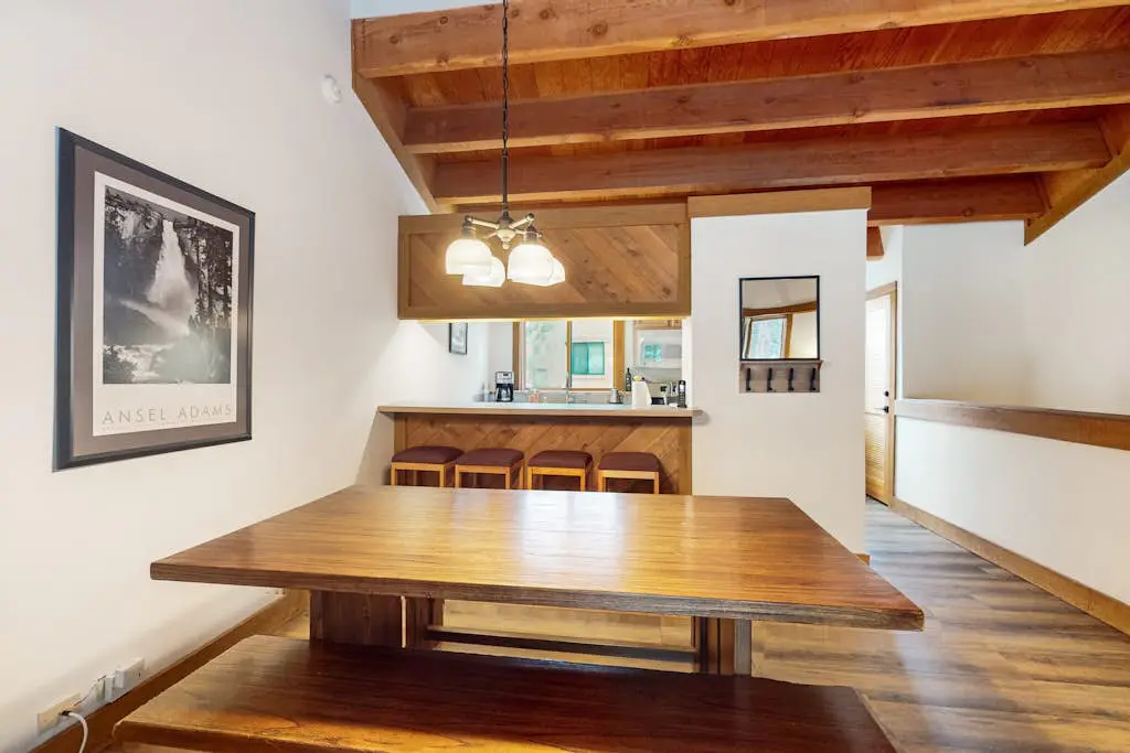 Cozy townhouse with pool access, board games, and fireplace - near skiing