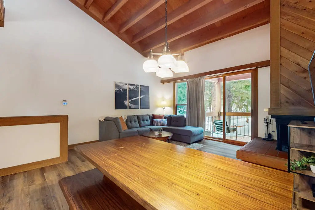 Cozy townhouse with pool access, board games, and fireplace - near skiing