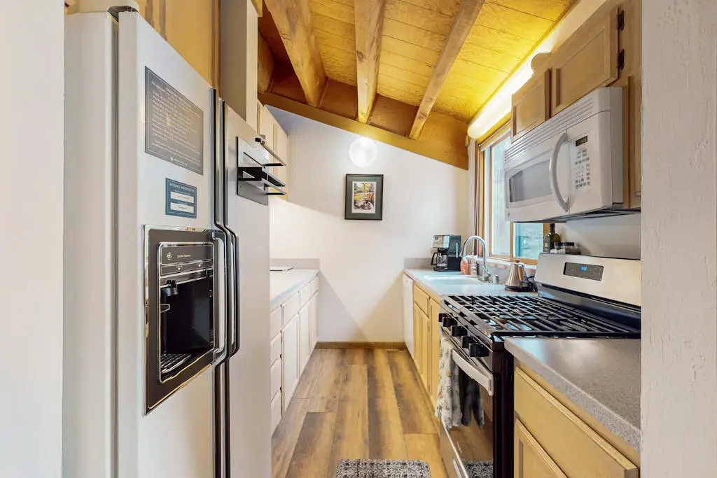 Cozy townhouse with pool access, board games, and fireplace - near skiing
