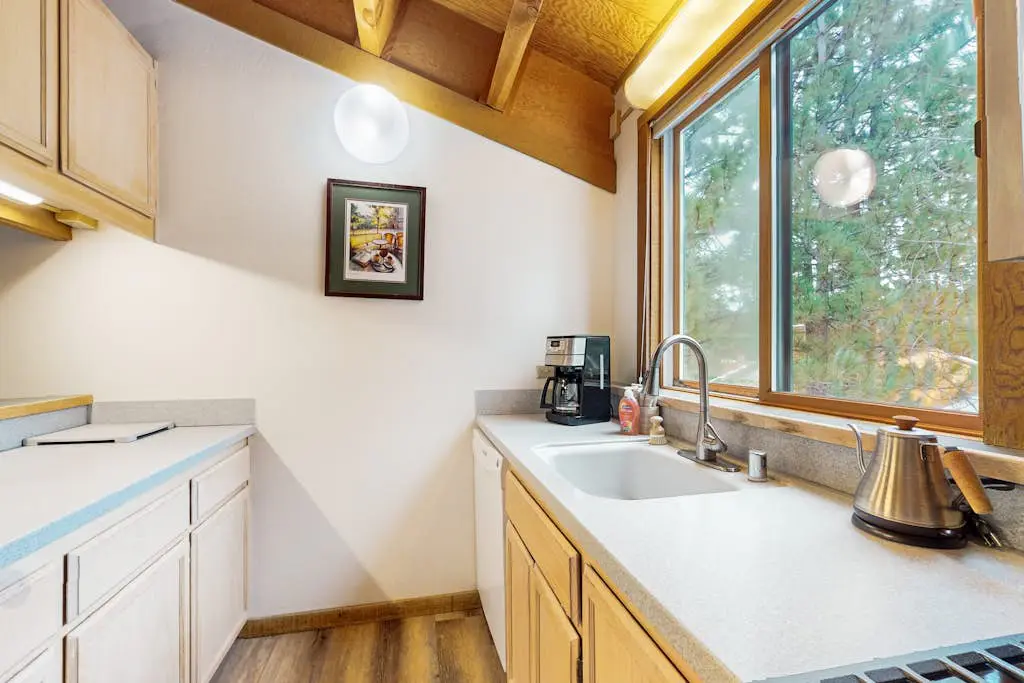 Cozy townhouse with pool access, board games, and fireplace - near skiing
