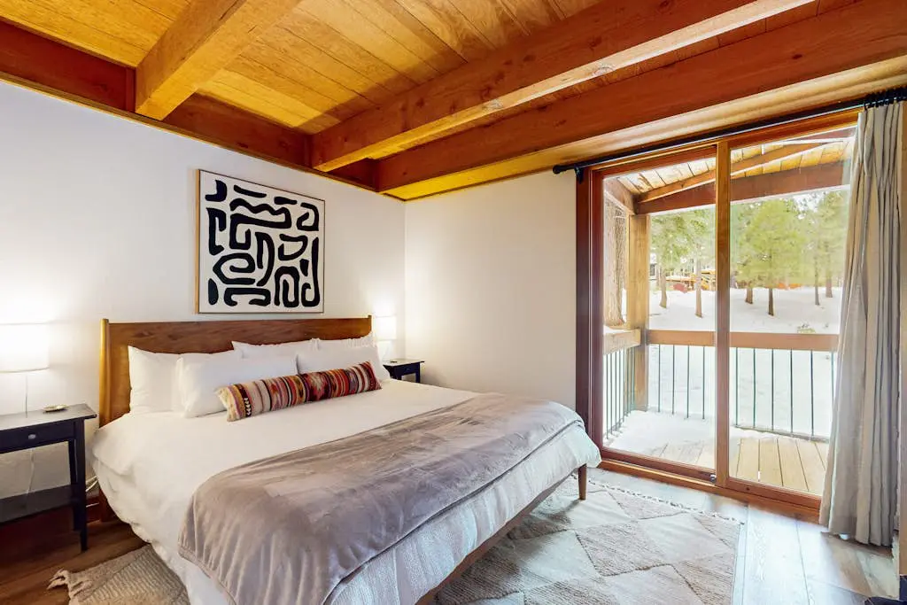 Cozy townhouse with pool access, board games, and fireplace - near skiing