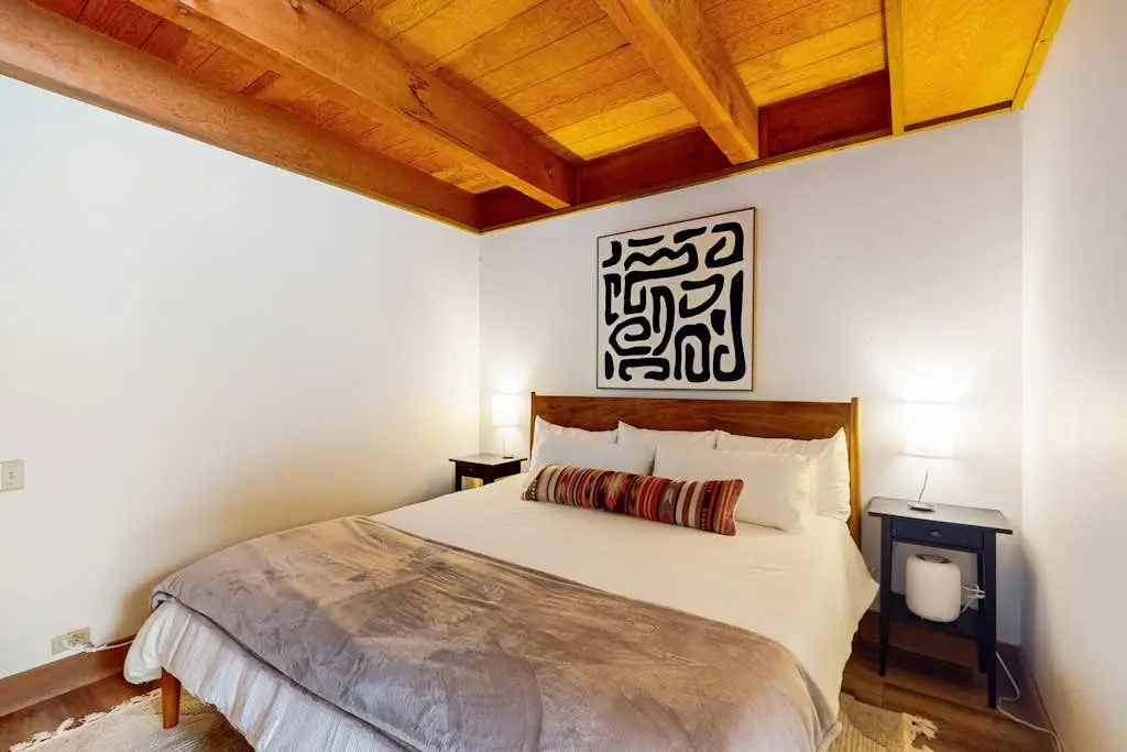 Cozy townhouse with pool access, board games, and fireplace - near skiing