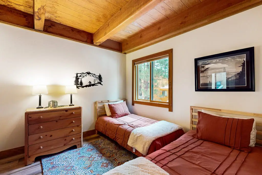 Cozy townhouse with pool access, board games, and fireplace - near skiing