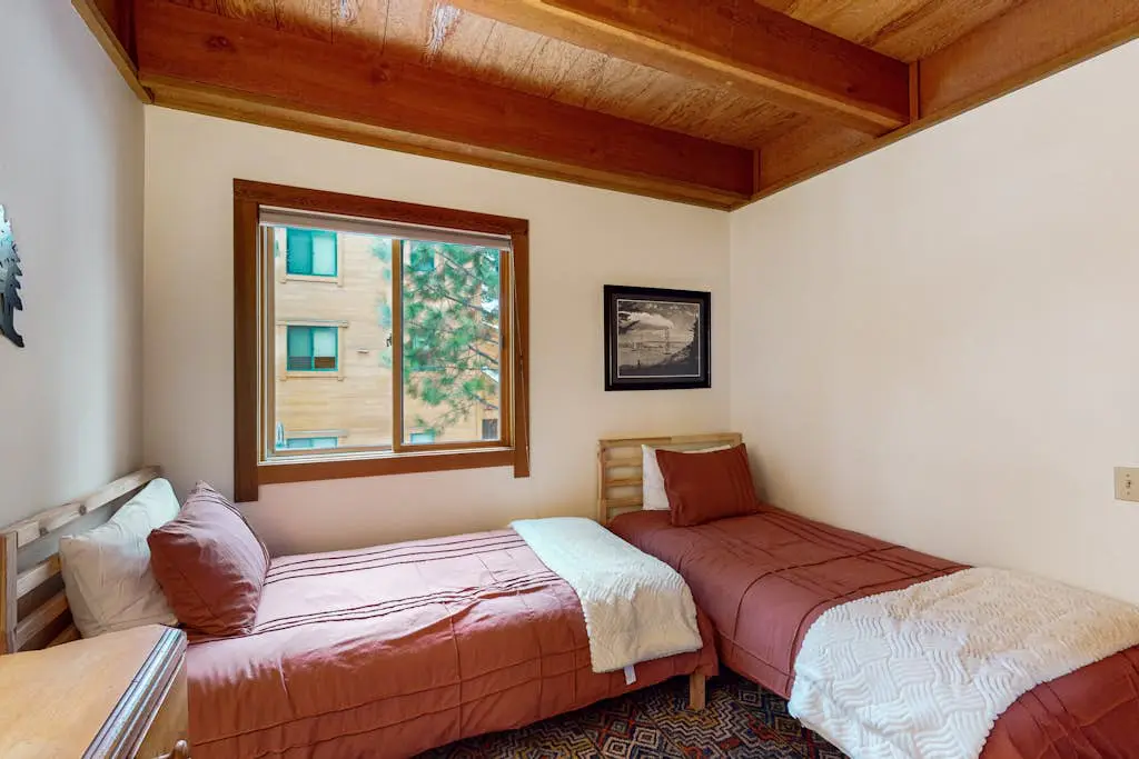 Cozy townhouse with pool access, board games, and fireplace - near skiing