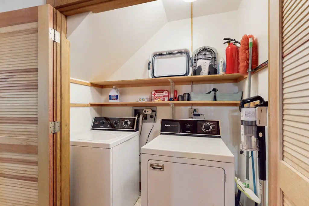 Cozy townhouse with pool access, board games, and fireplace - near skiing