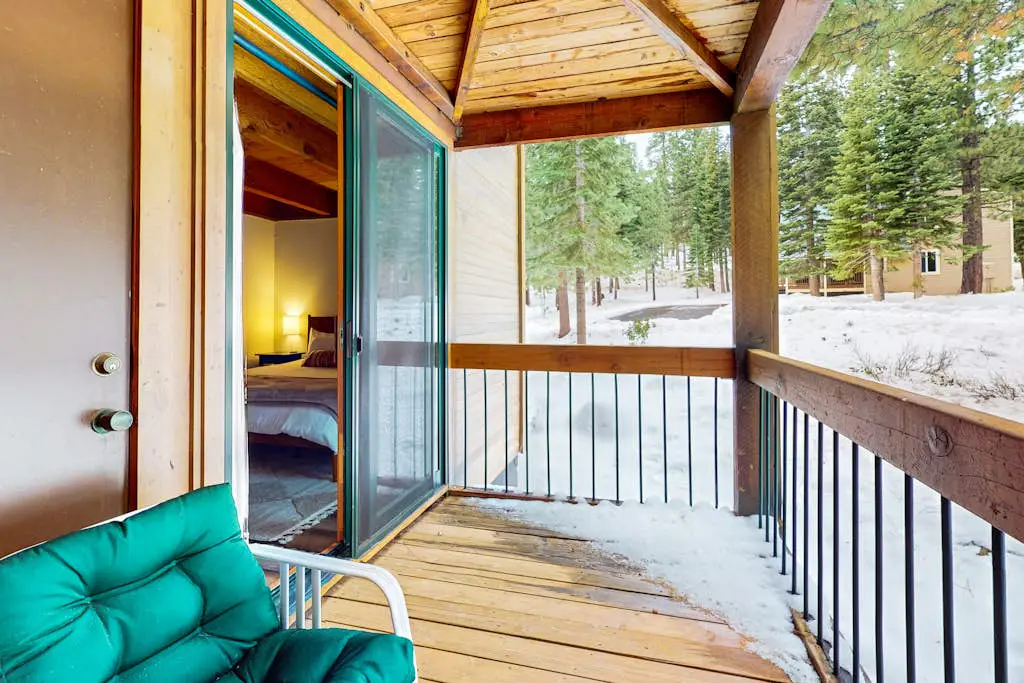 Cozy townhouse with pool access, board games, and fireplace - near skiing