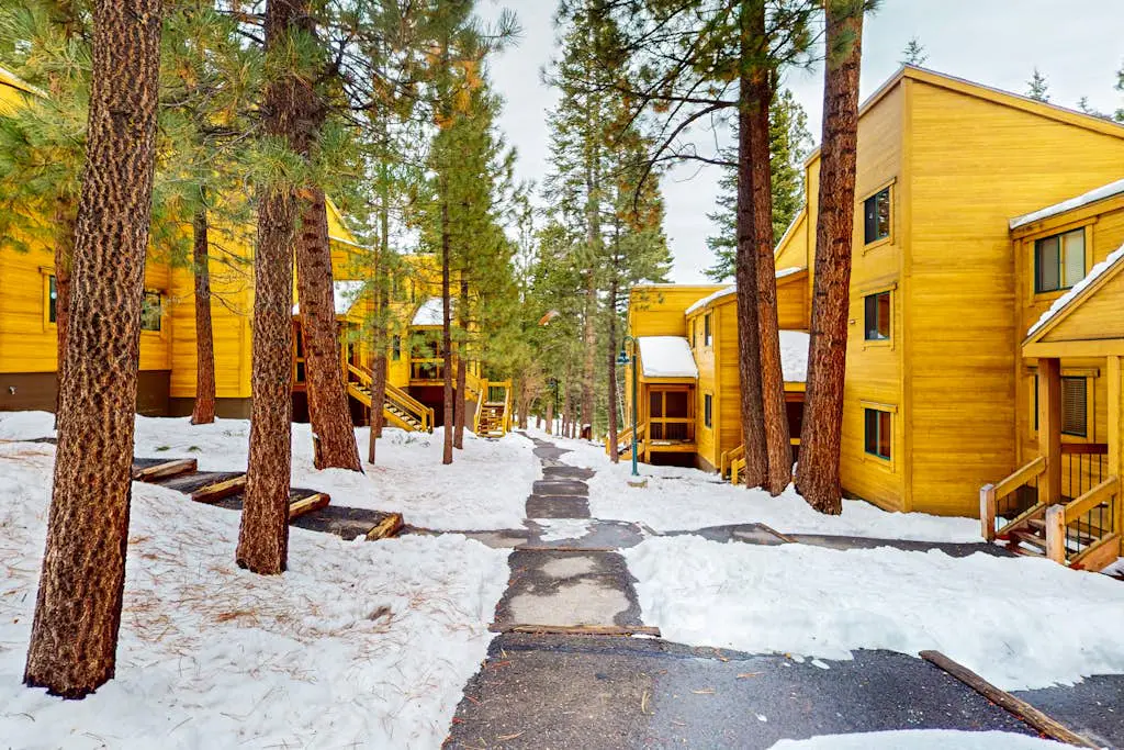 Cozy townhouse with pool access, board games, and fireplace - near skiing