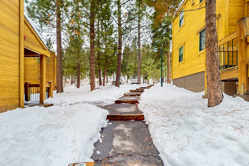 Cozy townhouse with pool access, board games, and fireplace - near skiing