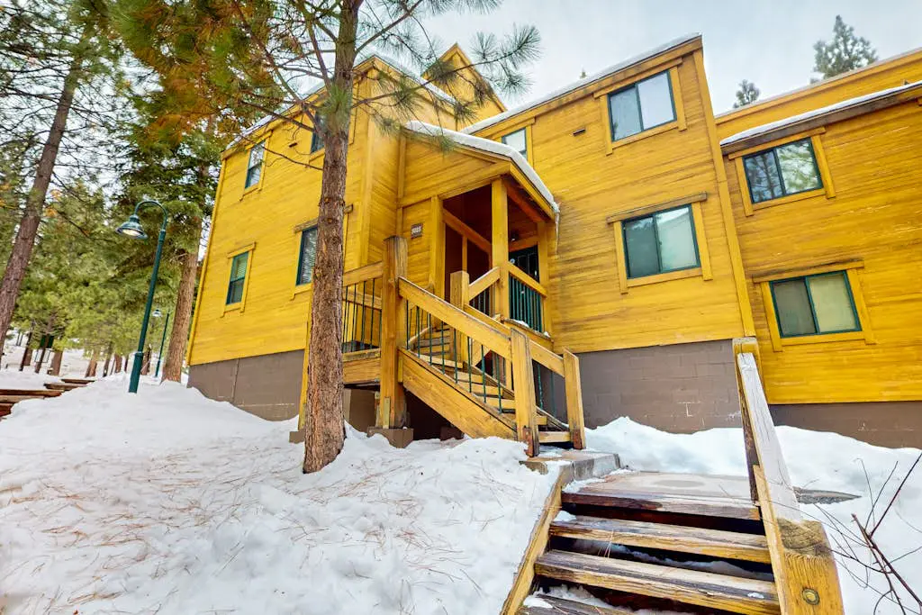 Cozy townhouse with pool access, board games, and fireplace - near skiing