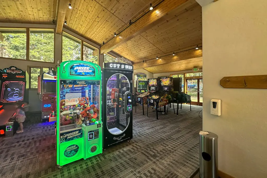 Cozy townhouse with pool access, board games, and fireplace - near skiing