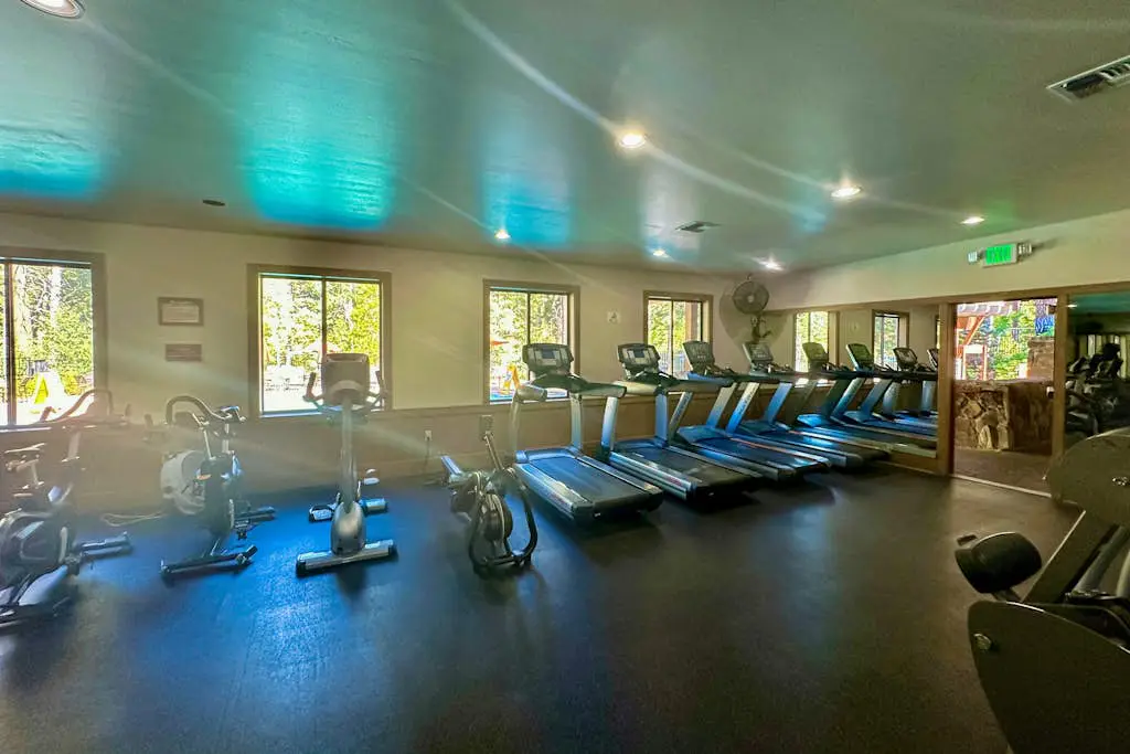 Cozy townhouse with pool access, board games, and fireplace - near skiing