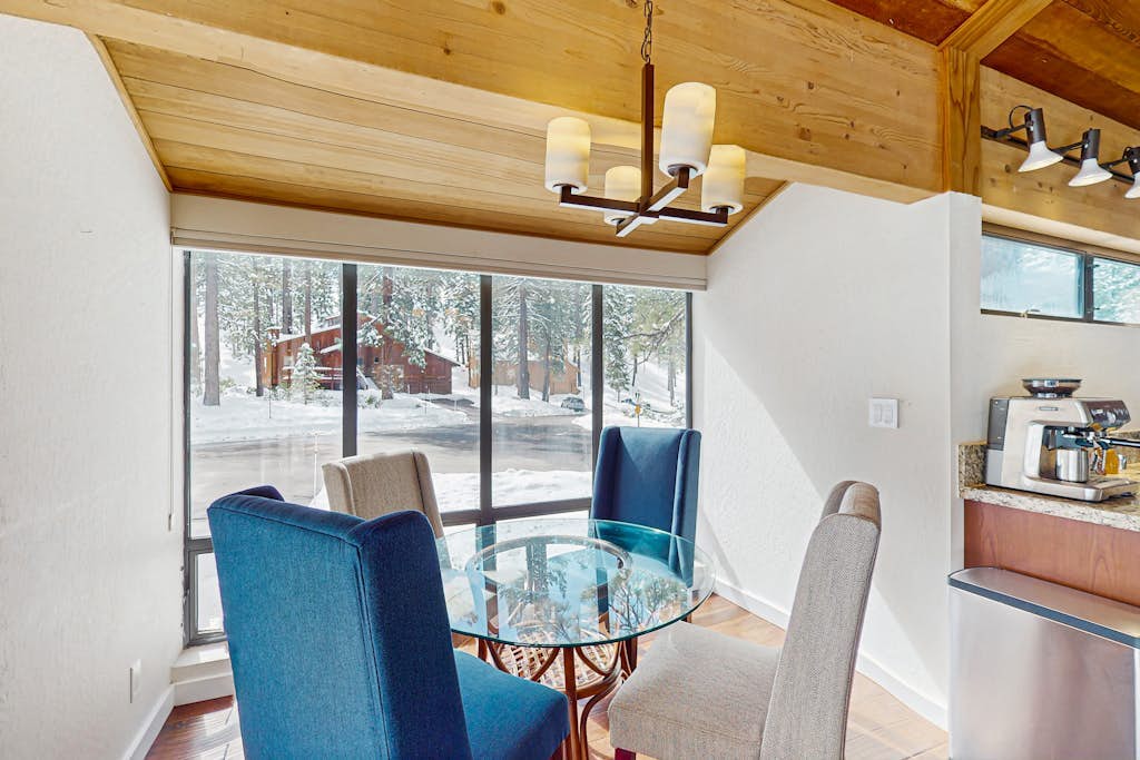 Modern mountain home with private hot tub, deck, fireplace, & skiing nearby