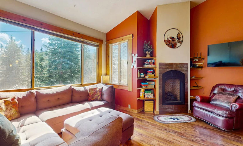 Comfortable condo with a loft, gas fireplace, pool & fitness room at rec center