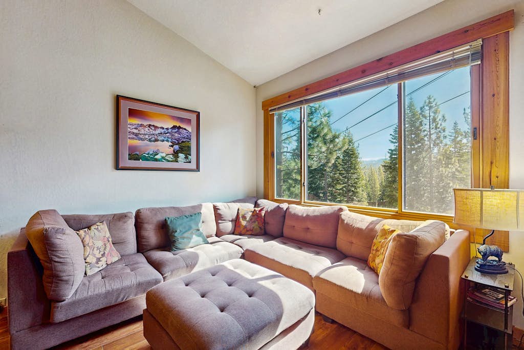 Comfortable condo with a loft, gas fireplace, pool & fitness room at rec center