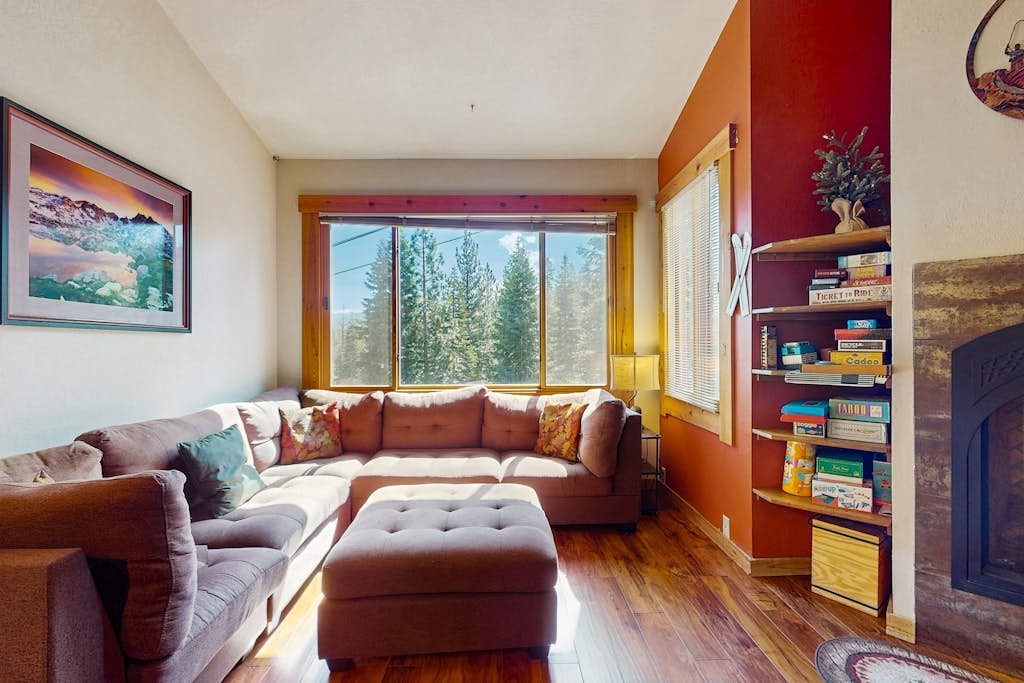 Comfortable condo with a loft, gas fireplace, pool & fitness room at rec center