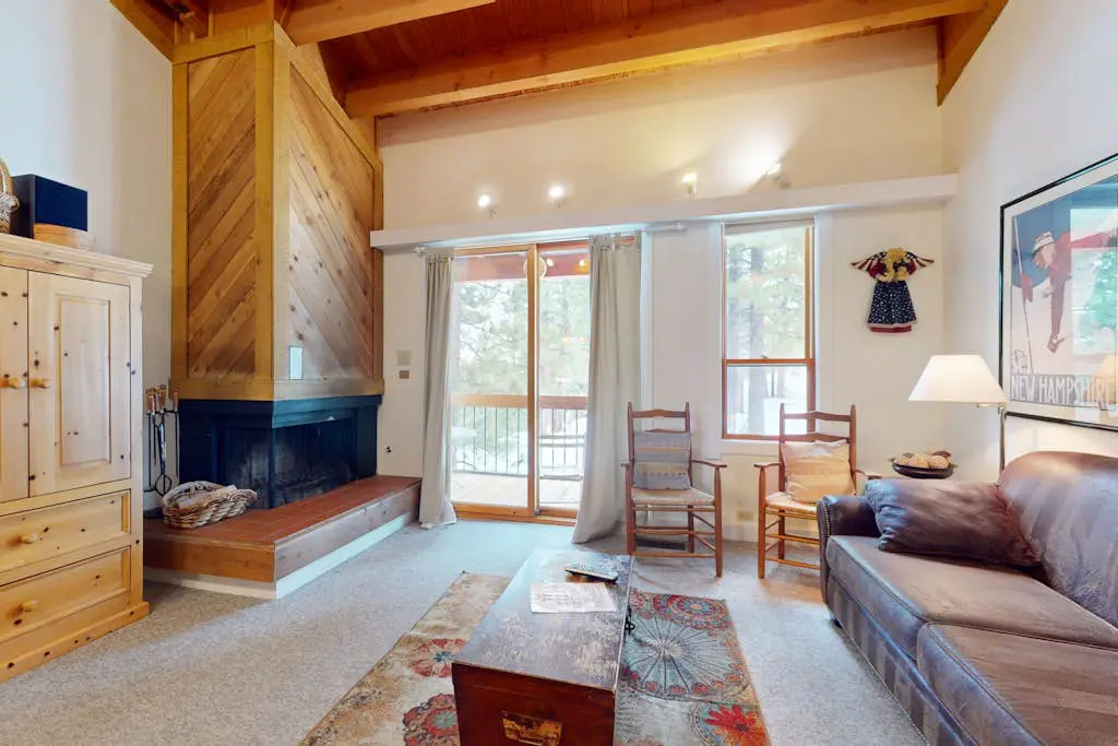Cozy condo with fireplace, nearby skiing, WiFi and balcony with views