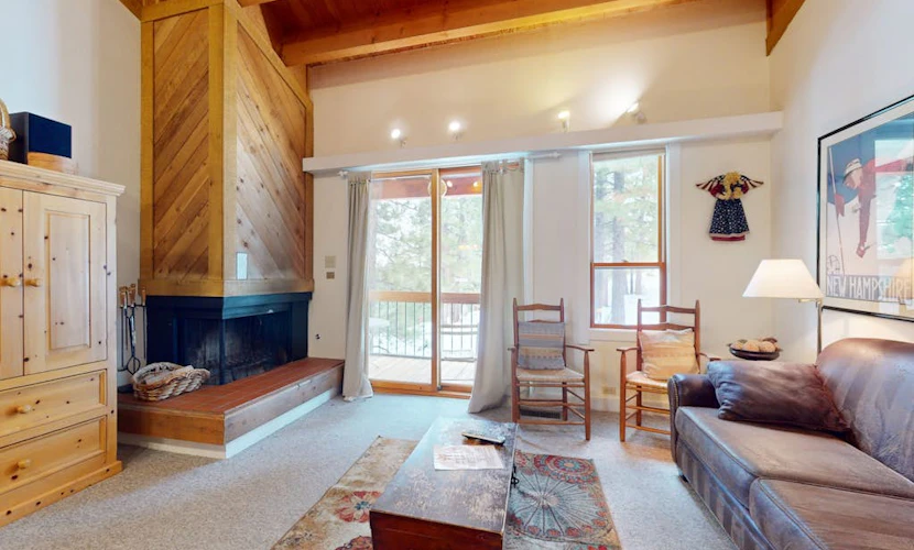 Cozy condo with fireplace, nearby skiing, WiFi and balcony with views